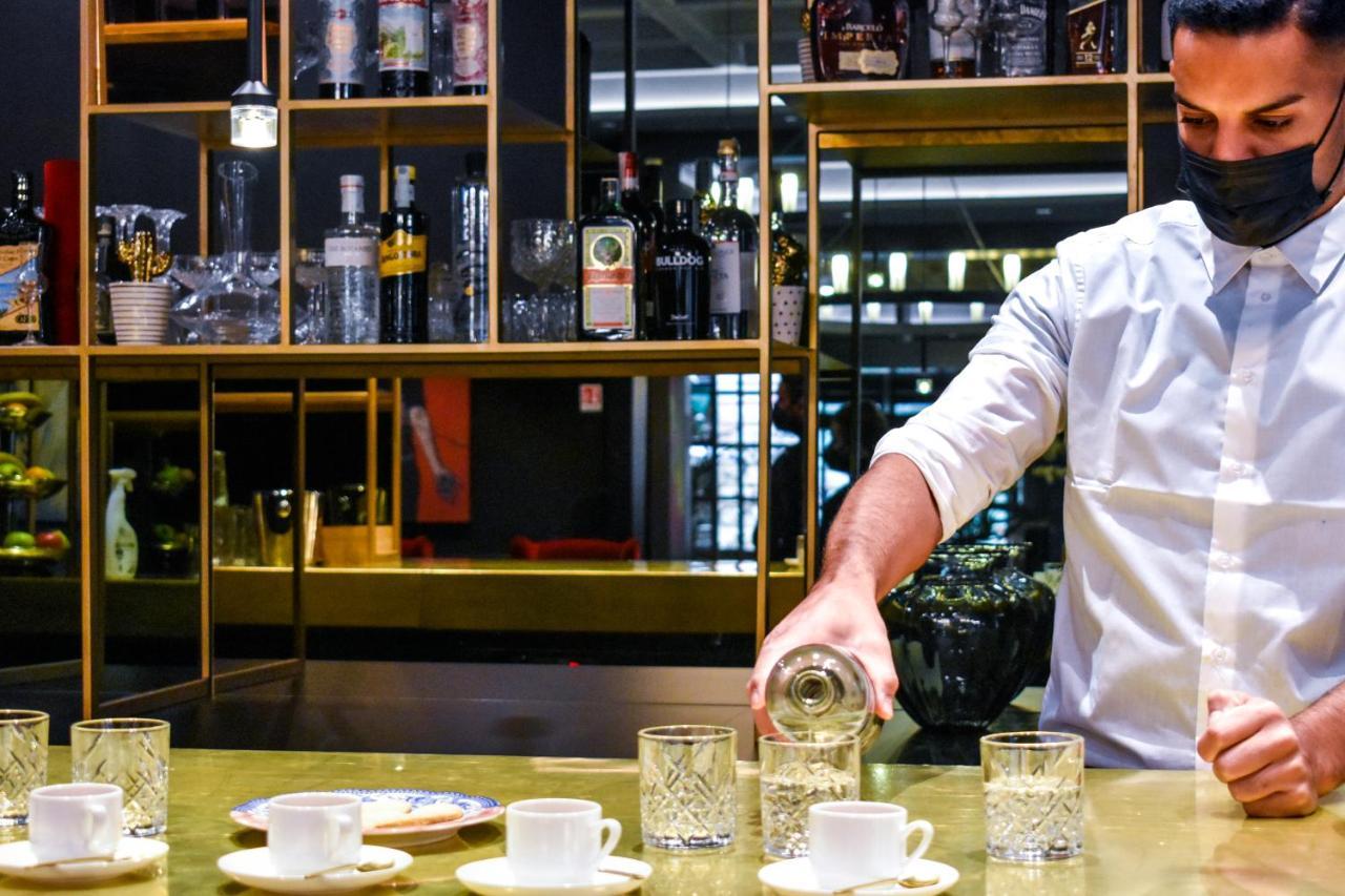 Hotel Palazzo Cornalia à Milan Extérieur photo A bartender at work