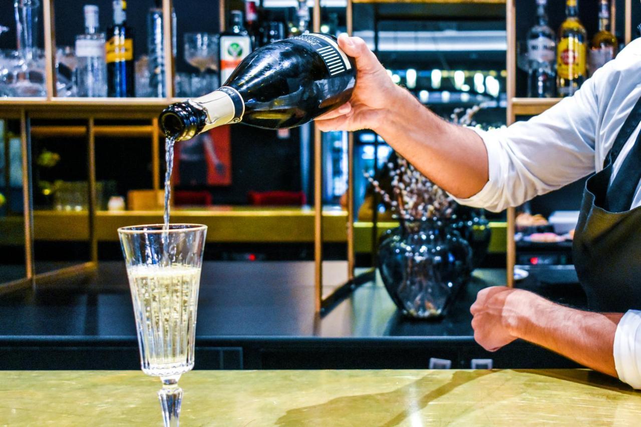 Hotel Palazzo Cornalia à Milan Extérieur photo Champagne being poured