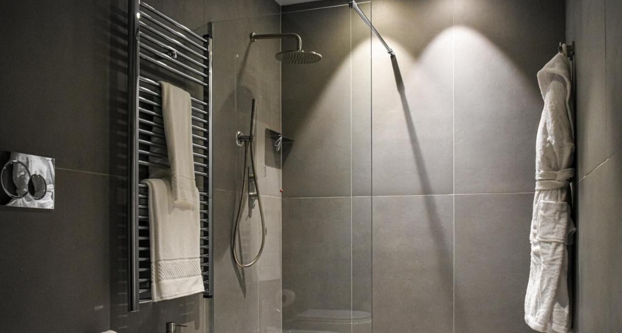 Hotel Palazzo Cornalia à Milan Extérieur photo A shower with a fixed shower head and a handheld shower head