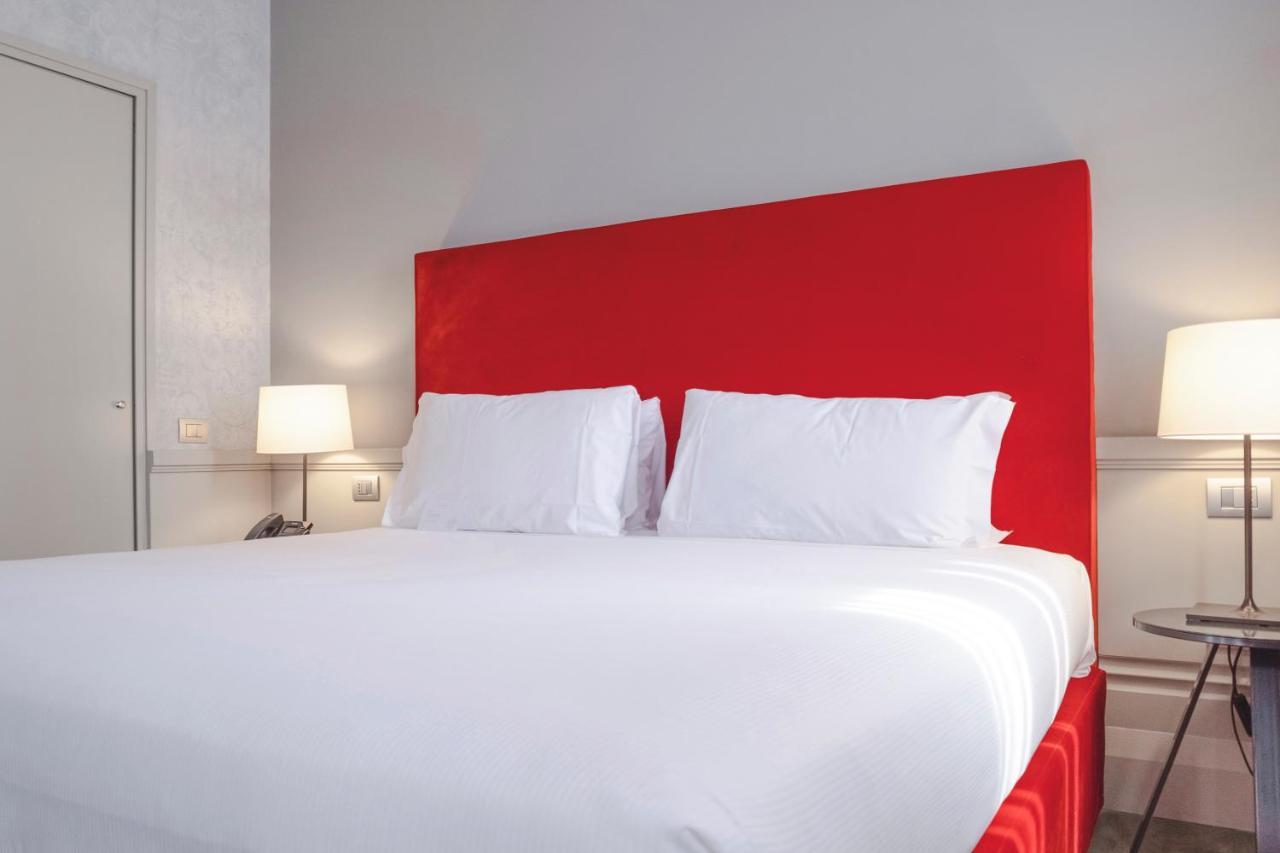 Hotel Palazzo Cornalia à Milan Extérieur photo A bed with a red headboard