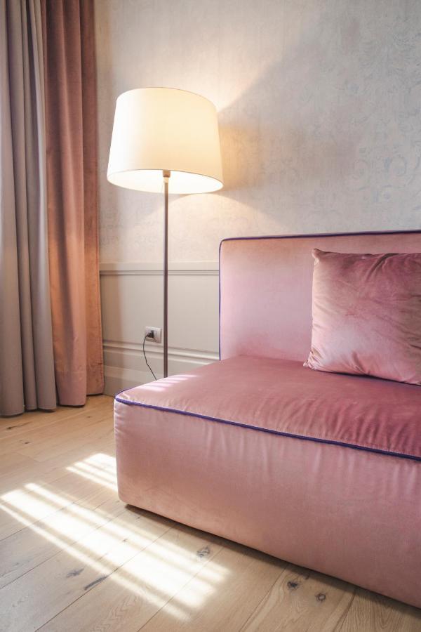 Hotel Palazzo Cornalia à Milan Extérieur photo A sofa in a hotel room