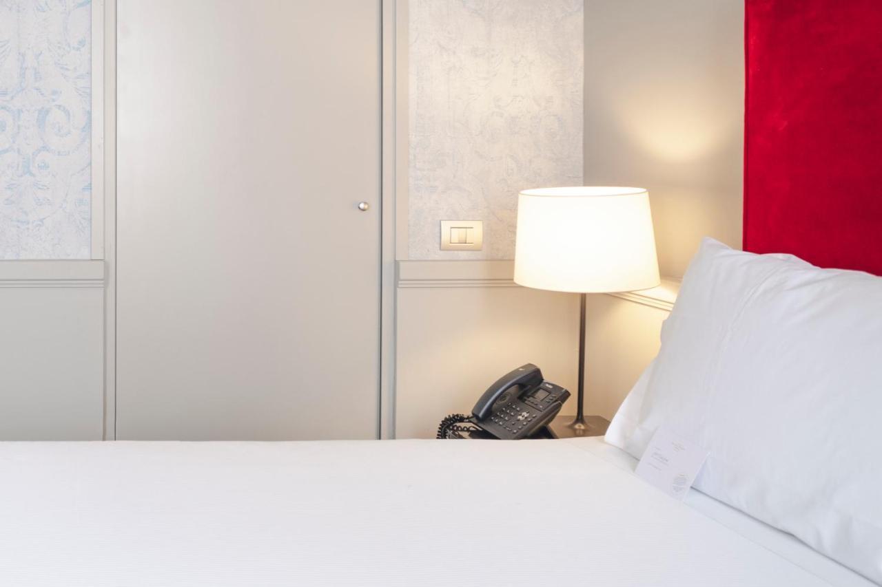 Hotel Palazzo Cornalia à Milan Extérieur photo A telephone in a hotel room
