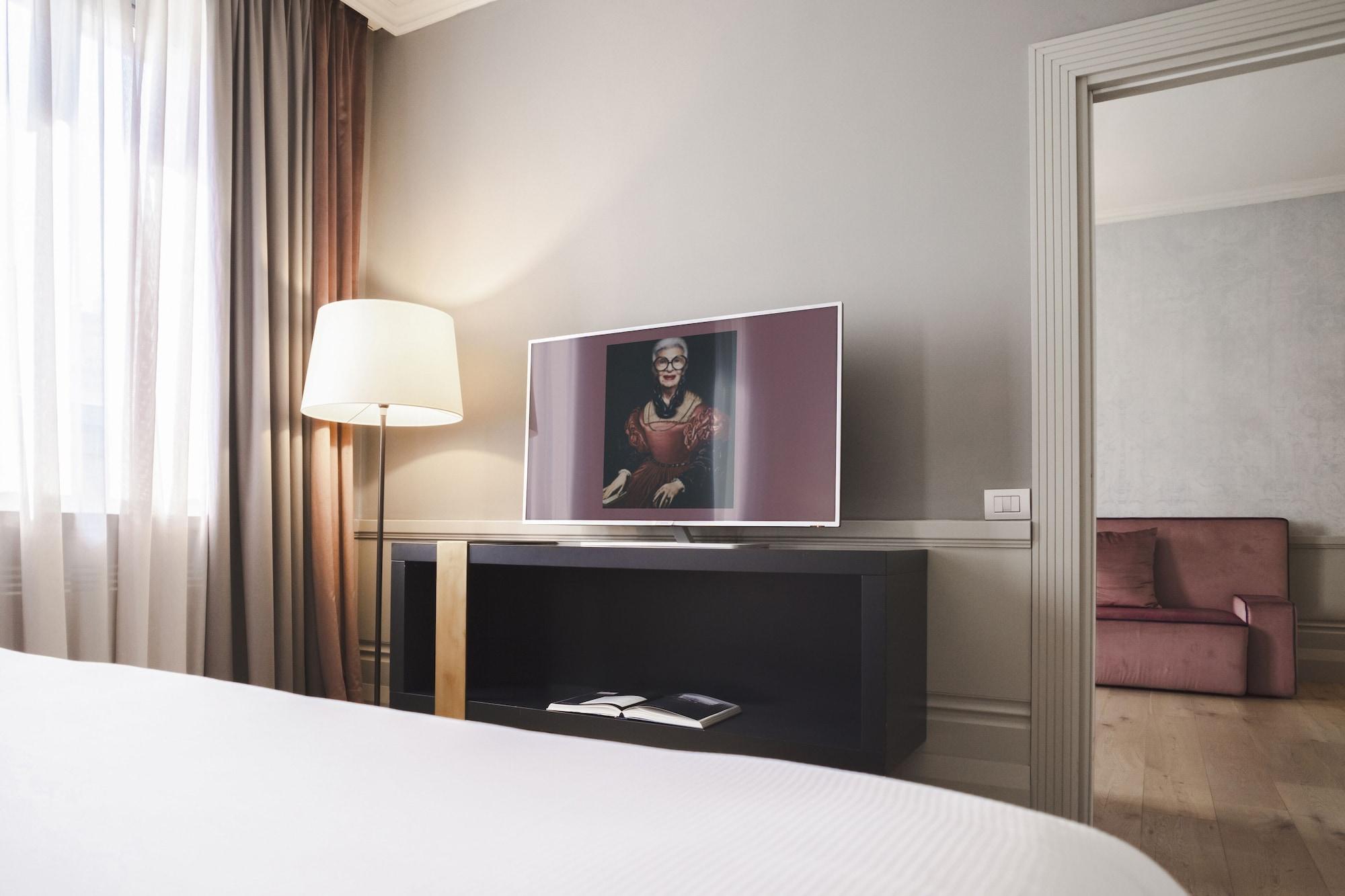 Hotel Palazzo Cornalia à Milan Extérieur photo A television in a hotel room