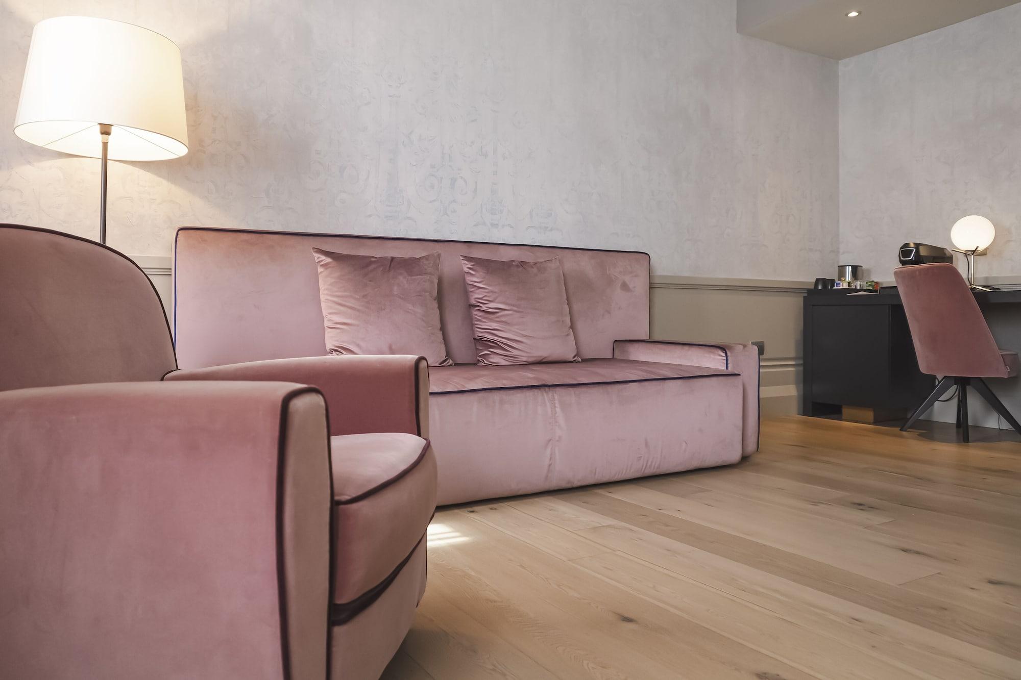 Hotel Palazzo Cornalia à Milan Extérieur photo A sofa upholstered in velvet